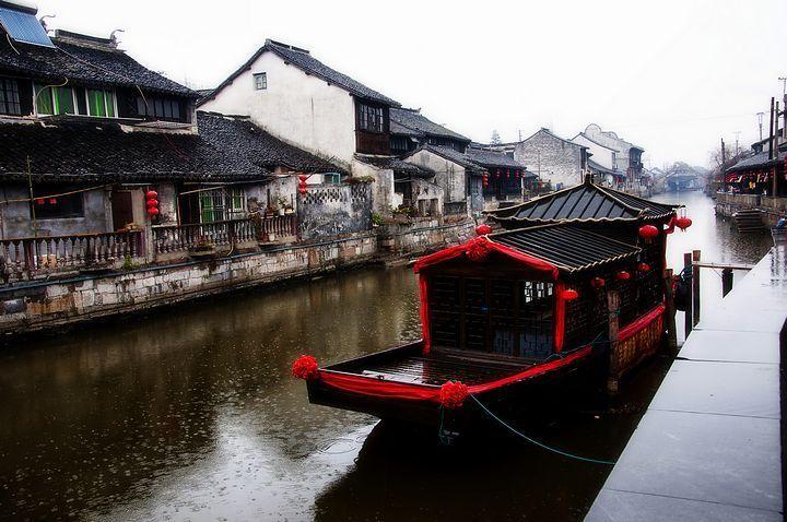 宋慧乔现身巴黎时装周 驾驭叛逆红丝造型清冷优雅